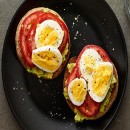 Ngày mới khỏe mạnh với món bánh mì nướng quả bơ, cà chua và trứng hấp dẫn
