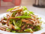 Tai heo xào ớt xanh giòn ngon