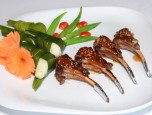 Sườn bê nướng ăn kèm xôi gói lá dứa