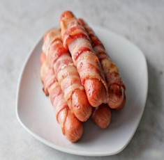 Bacon cuộn xúc xích chiên