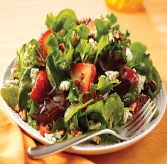 Khỏe đẹp với salad dâu tây và rau bina cực ngon