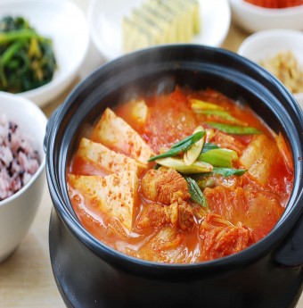 Cách nấu canh kim chi Hàn Quốc nóng hổi thơm ngon