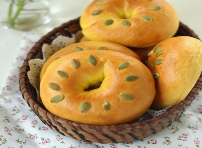 Làm bánh mì bí đỏ thơm ngon đơn giản