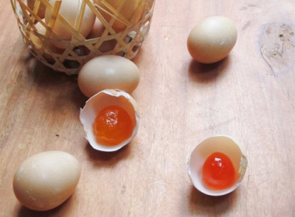 Làm trứng muối tại nhà cực giản đơn 