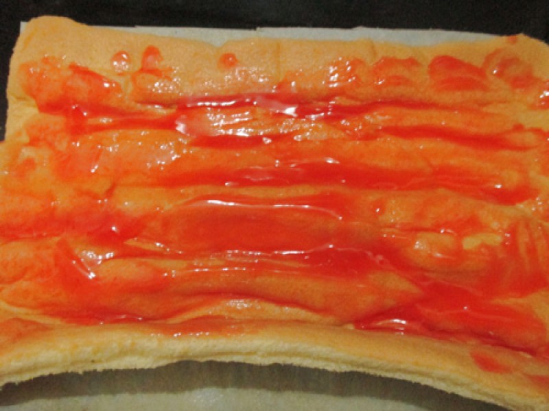 5. Lấy bánh ra khỏi lò, úp bánh ra rack, cuộn...