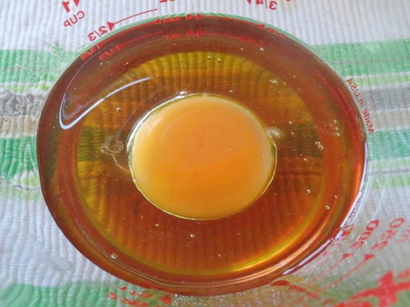 3.Cho lòng đỏ, đường, dầu vào một bát, đánh...