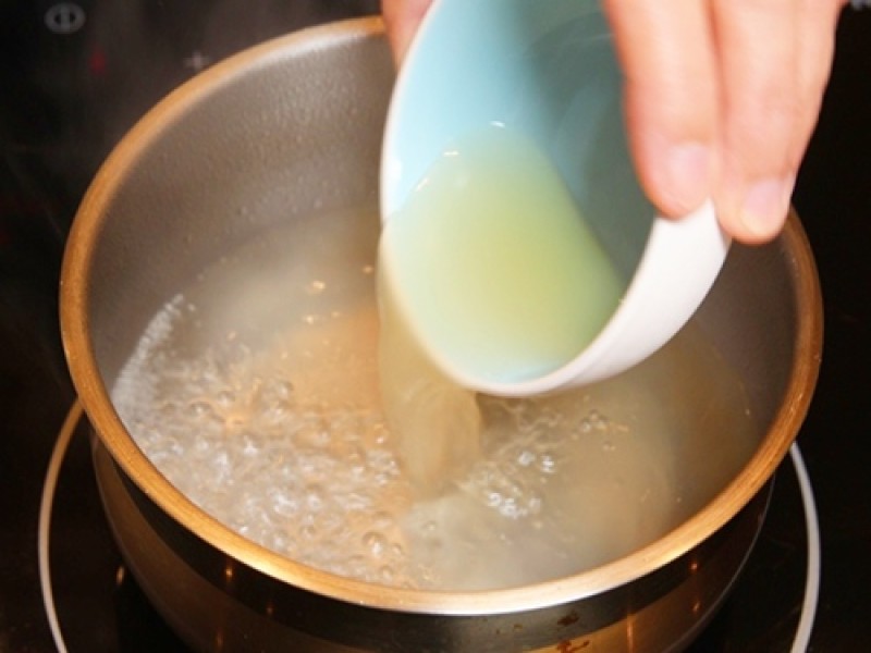 2.Trong một nồi, đổ nước và nước luộc gà...