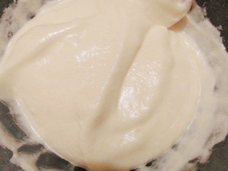 2.Rây đều bột mỳ và bột ngô. Đánh lòng...