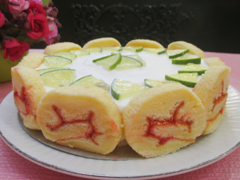 8.Đánh bông kem tươi với đường, cho sữa chua...