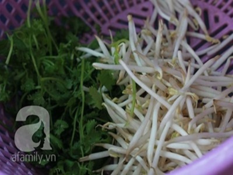 3.Rau mùi và giá đỗ nhặt rửa thật sạch, để ráo...