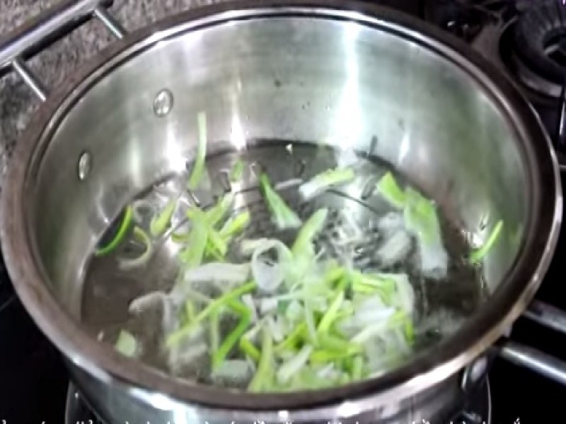 1.Chảo nóng các bạn cho dầu chiên vào. Phi thơm...