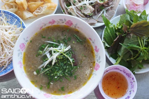 Đi ăn cháo lòng phố Nguyễn Thị Sáu 2