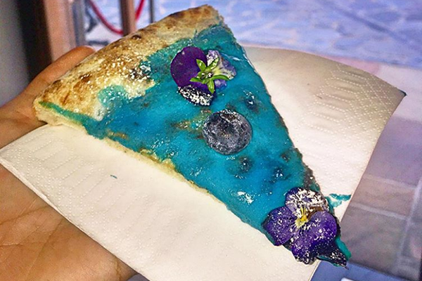 Pizza xanh viet quat va hoa mon an ki la den kho hieu nhat nam 2018