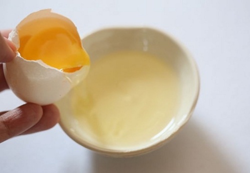 Lòng trắng trứng “dọn sạch” mụn đầu đen 