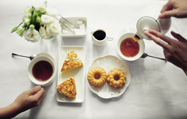 Đi ăn bánh uống trà làm nóng mùa đông Hà Nội