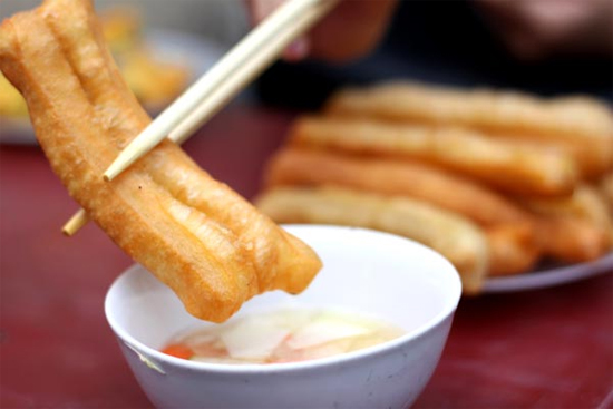 quẩy nóng giòn chấm với nước mắm chua ngọt quẩy nóng giòn chấm với nước mắm chua ngọt