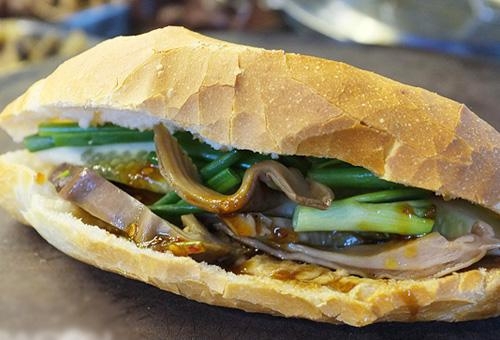 Bánh mì kẹp phá lấu Bánh mì kẹp phá lấu