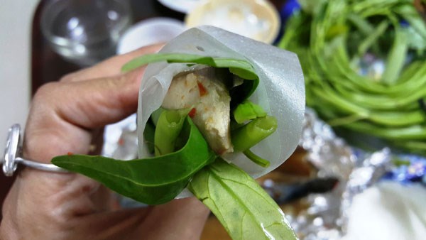Thưởng thức bánh tráng cuốn cá nục ở Đà Nẵng 4