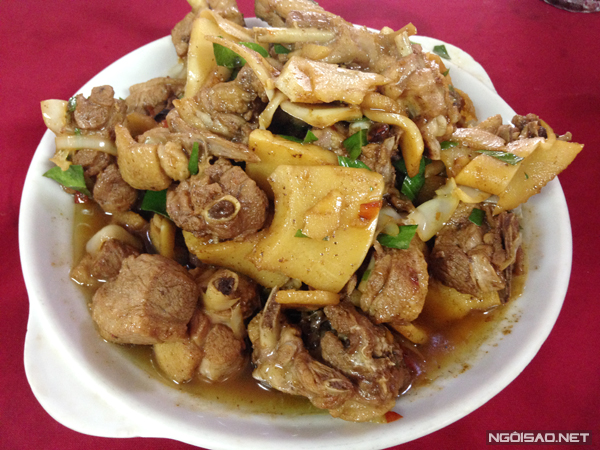 Vịt xào măng và lá mắc mật