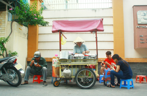 Thưởng thức xe chè đậu 30 trong hẻm Sài Gòn