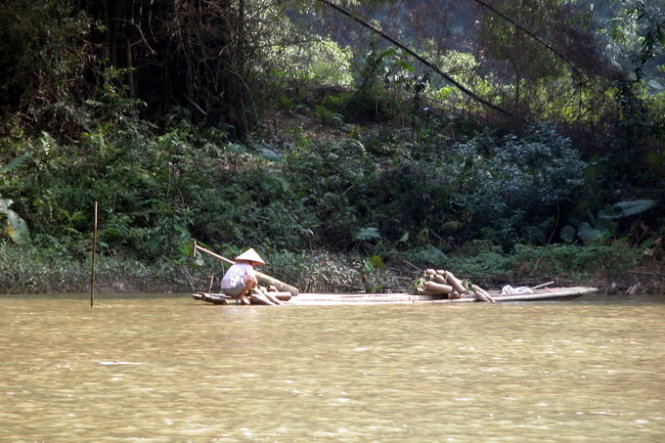 Người dân đánh cá trên Hồ Ba Bể