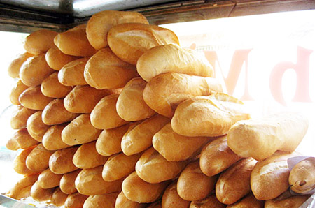 Thưởng thức bánh mì Mỏ Hạ Long