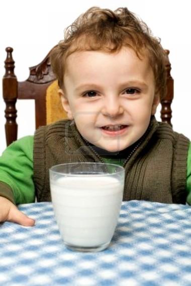 Uống 1 ly sữa trước khi đi ngủ: tốt cho trẻ