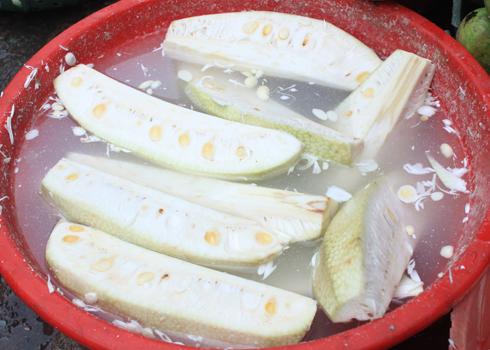 Mít non là một nguyên liệu quen thuộc trong bữa ăn của người xứ Quảng. Người dân thường dùng mít non để nấu canh hoặc kho cá, bóp gỏi.
