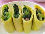 Trứng tráng cuộn rau