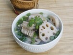 Canh sườn non nấu với củ sen