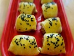 Xúc xích cuộn bỏ lò