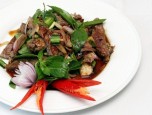 Salad bò nướng