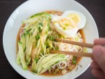 Mỳ lạnh đơn giản với dưa chuột và trứng