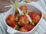 Thịt viên bọc trứng cút sốt cà chua