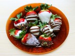 Dâu tây nhúng chocolate tăng vị ngọt tình yêu