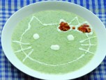 Súp bông cải xanh dễ thương với mèo kitty cho bé