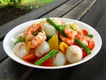 Tôm xào vải và rau củ