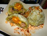Làm bánh khúc nhân trứng muối