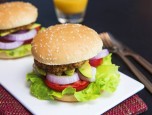 Tự làm hamburger kẹp thịt gà đãi cả nhà