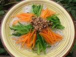 Miến trộn cải bó xôi giúp xương chắc khỏe