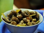 Ốc luộc và pha nước chấm ngon