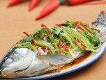 Cá Trắm Nhồi Tỏi Tây Hấp