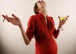 Tác hại khôn lường khi phụ nữ mang thai hút thuốc và uống rượu