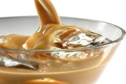 Rượu sữa Baileys trên môi người đẹp