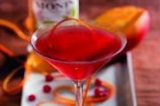 Pha chế cocktail bằng bình shake