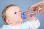 Trẻ cần bổ sung đủ nước trong những ngày lạnh