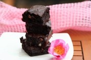 Béo ngậy với bánh Chocolate đen và hạt macadamia