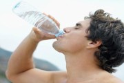 Có nên uống nước lạnh vào buổi sáng?