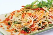 Làm món gỏi đu đủ chả giò
