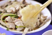 Lạ miệng với món phở rán ăn kèm lòng xào